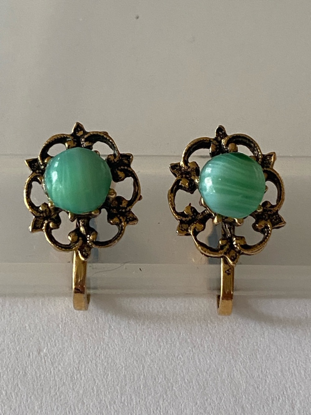 Vintage-Inspired Green Glass Stone Clip-On Earrings